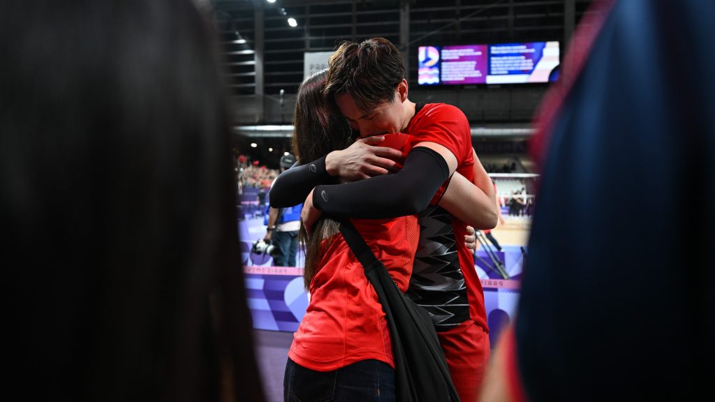 イタリア戦後に抱き合う藍選手と母・小百合さん　写真：PA Images/アフロ