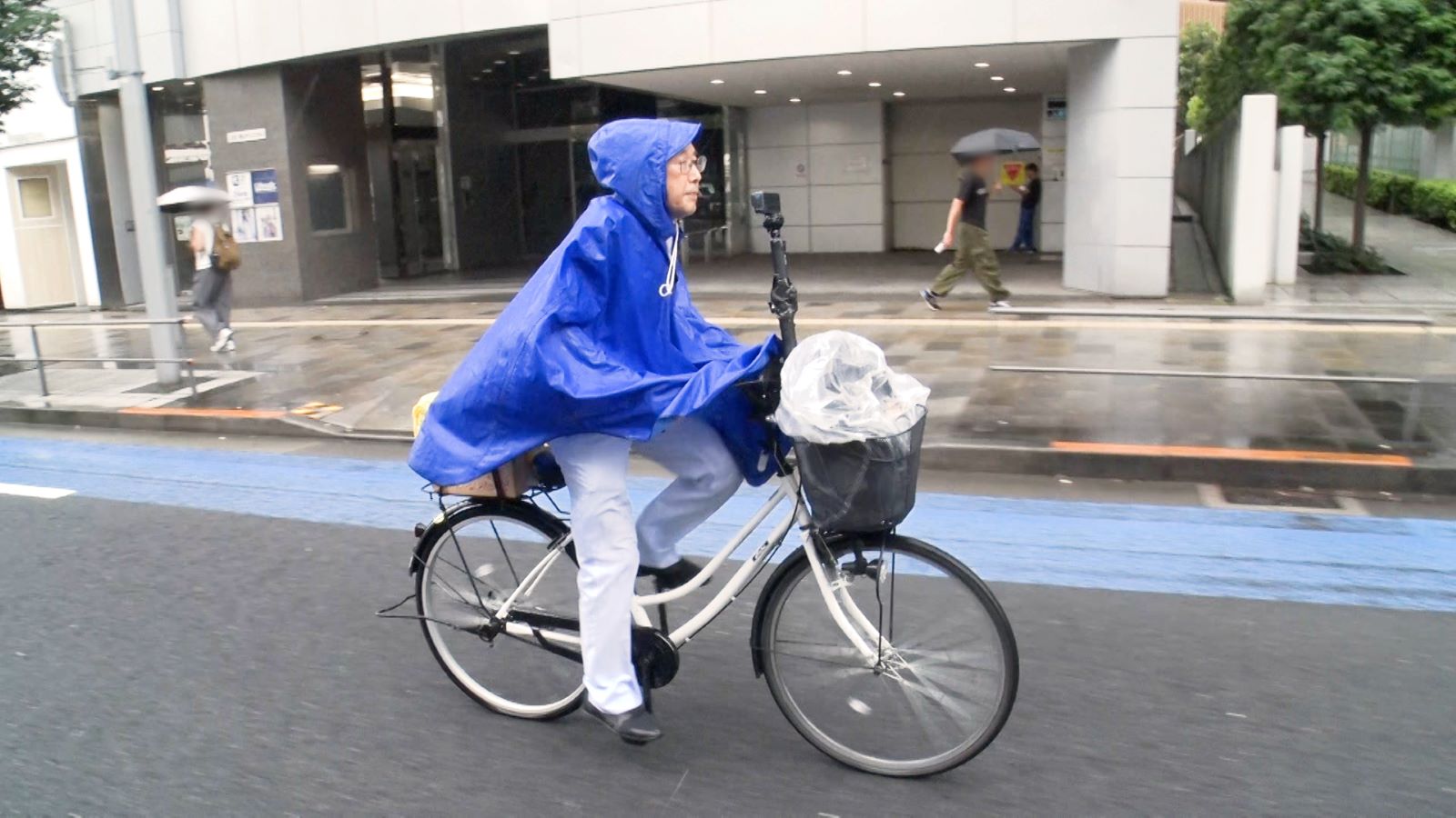 優待券を使うため雨の中も自転車で軽快に移動