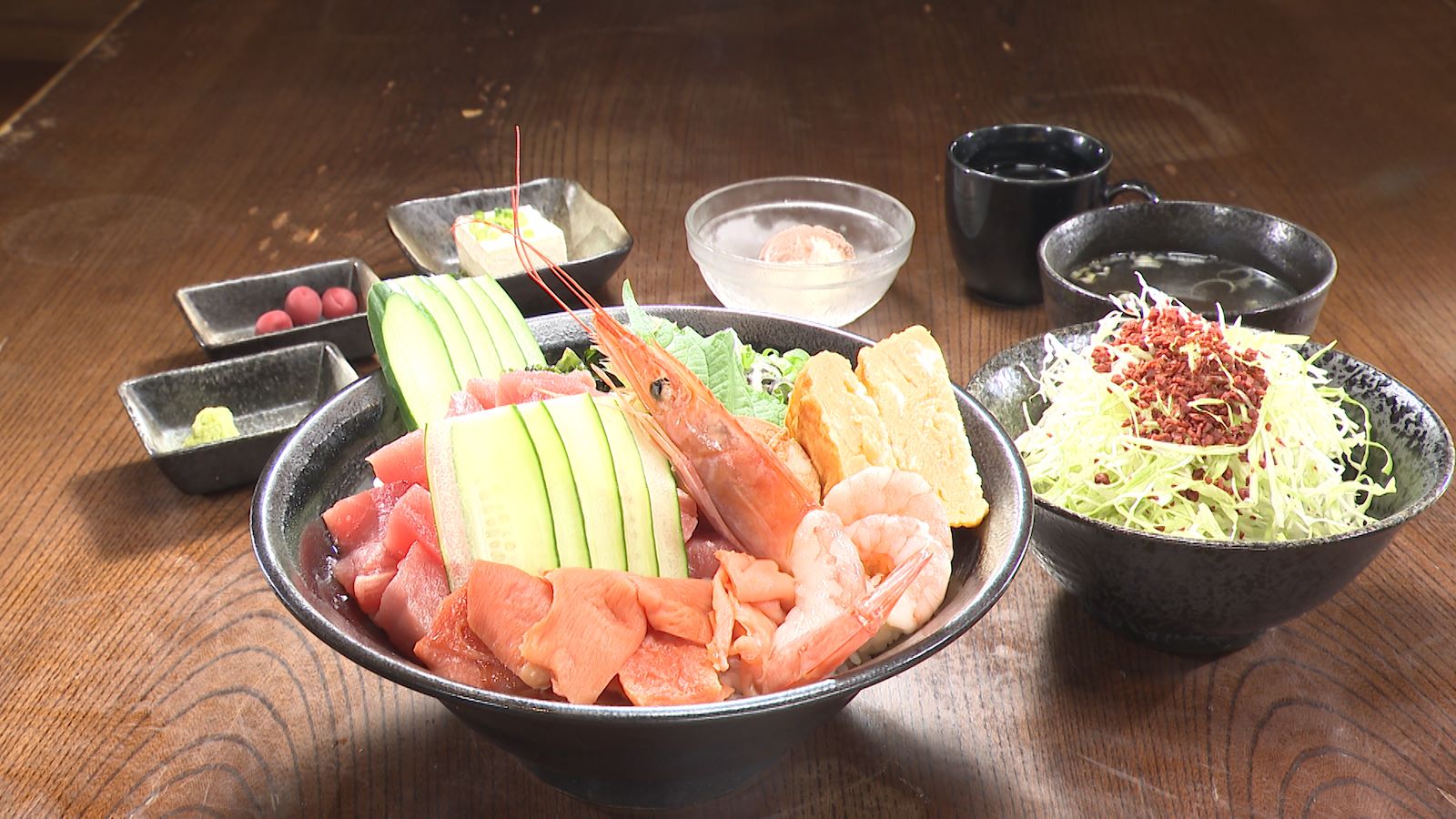 『大衆居食　信貴』の海鮮丼の写真