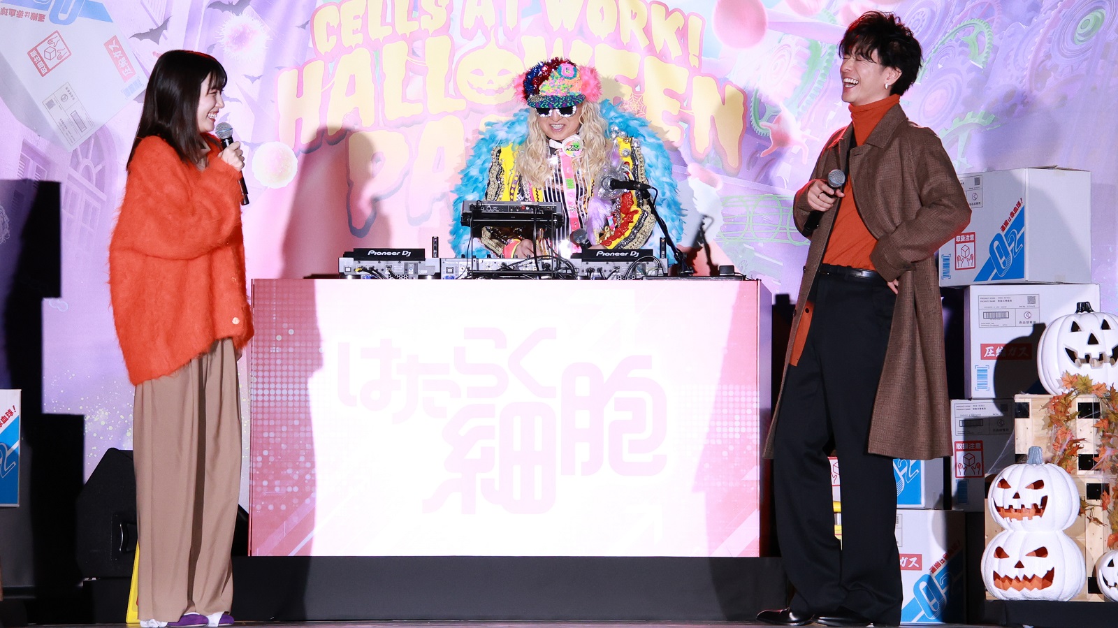 永野芽郁、佐藤健、DJ KOOの写真