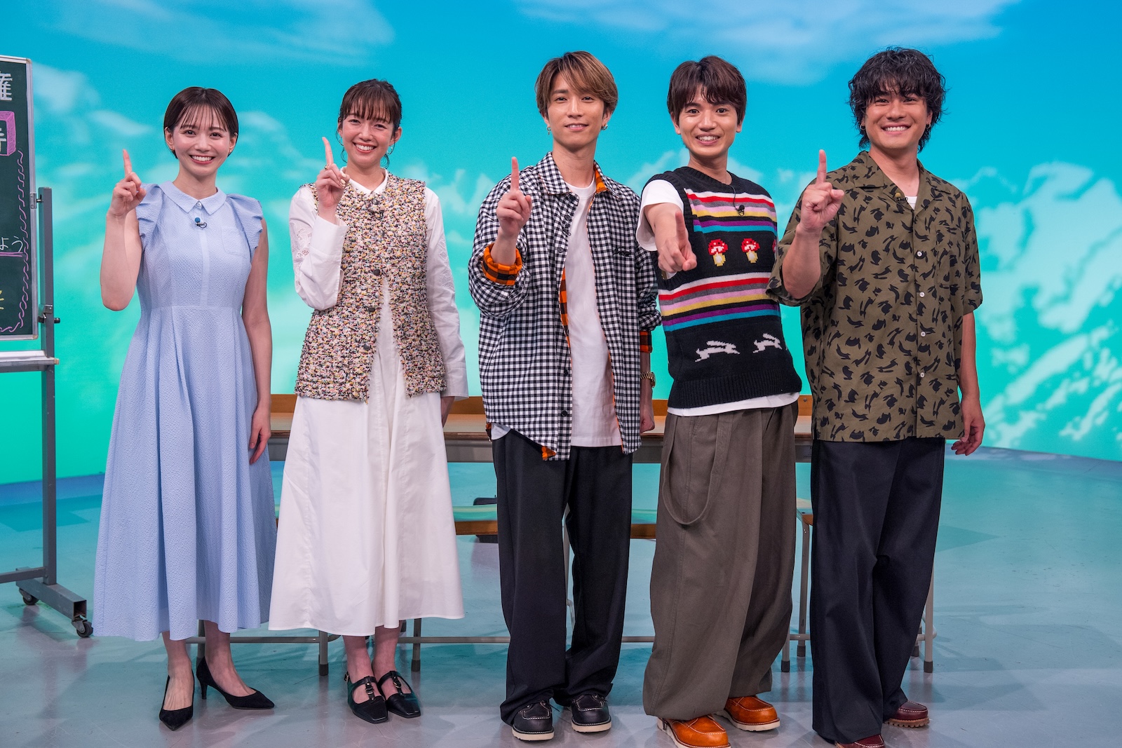 『高校生クイズ全国大会』の予選会を見守ったSixTONES（髙地優吾、森本慎太郎、田中樹）、佐藤栞里、石川みなみアナウンサー